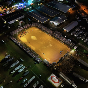 Fotos aéreas de un derby de destrucción por la noche en Wisconsin