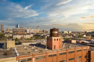Servicios de Drones de San Antonio: Horizonte Urbano al Atardecer
