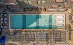 Servicios de Drones de San Antonio: Piscina de Lujo en la Azotea