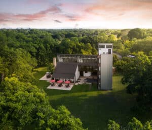 Moderna Casa en el Bosque por Servicios de Drones de San Antonio