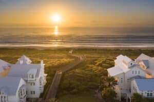 Servicios de Drones de San Antonio: Casas con Atardecer Costero