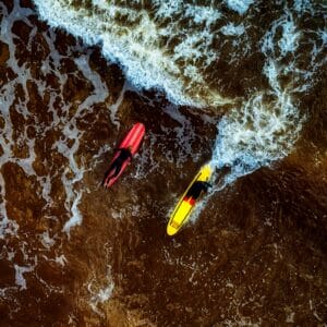 Vista aérea de paseos en bote y deportes acuáticos capturados por un dron.