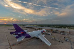 Avión de carga de FedEx al atardecer