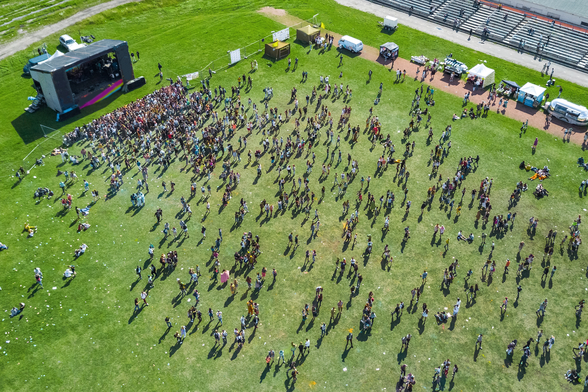 Fotografía con drones de conciertos veteranos vibrantes y eventos atractivos en acción.