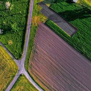 Vista aérea de tierras agrícolas de Pensilvania mostrando agricultura sostenible por Zenith Drone Services.