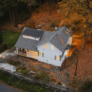 Vista aérea para marketing inmobiliario que muestra propiedades y paisajes.
