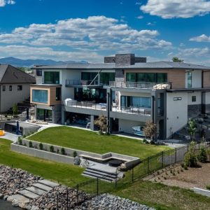 Vista aérea de Broomfield mostrando oportunidades inmobiliarias y eventos corporativos.