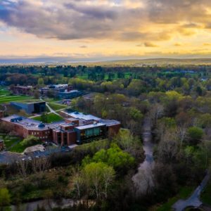 Fotografía con drones que muestra los bienes raíces de East Haven por Miro Drones.
