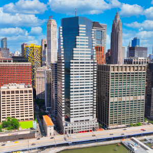 Vista aérea de la propiedad de Wall Street en el centro de Nueva York, que muestra la arquitectura urbana y el ambiente vibrante.