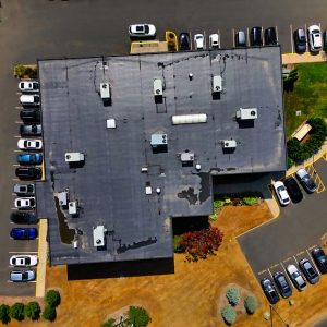 Piloto de drones capturando impresionantes vistas aéreas de las propiedades inmobiliarias de Weston, CT.