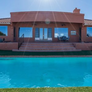 Impresionantes fotografías de bienes raíces exteriores que muestran hermosos detalles arquitectónicos.