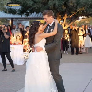 Impresionante fotografía de bodas que captura momentos románticos en los pintorescos paisajes de Arizona.
