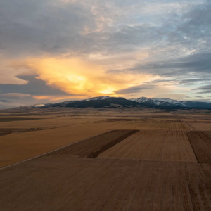 Fotografía y videografía aérea que muestra impresionantes paisajes de Montana de iFly Big Sky.