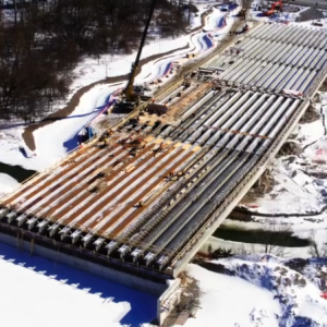 Imagen de mapeo aéreo con drones que muestra estudios y análisis topográficos detallados.