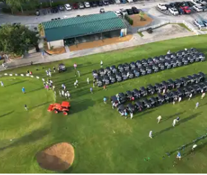 Drone que captura impresionantes imágenes de eventos desde arriba, mostrando perspectivas aéreas y actividades vibrantes.