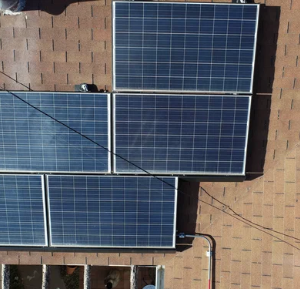 Inspección de paneles solares en una azotea para una eficiencia energética y un mantenimiento óptimos.