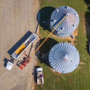 Vista aérea de las tierras de cultivo de Georgia que muestra la agricultura y los estudios de tierras para el desarrollo rural.