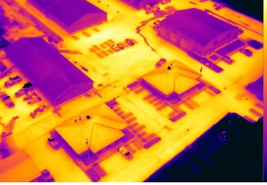 Drones que realizan inspecciones térmicas para una evaluación eficiente de la salud y el rendimiento energético de los edificios.