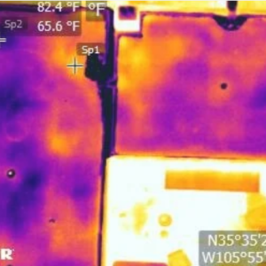 Vista aérea de la tecnología de inspección infrarroja para la evaluación y el mantenimiento de edificios.