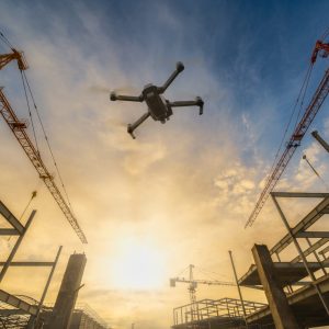 Dron capturando vistas aéreas de una obra para inspección industrial y videovigilancia.