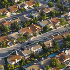 Vista aérea de una hermosa propiedad inmobiliaria que muestra amplios paisajes y casas.