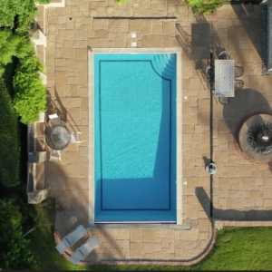 Vista aérea de un hermoso patio trasero de bienes raíces capturado por fotografía con drones.