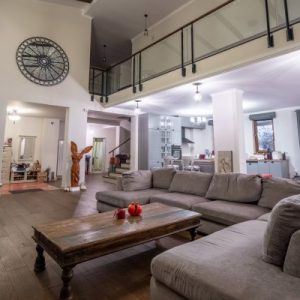 Interior residencial moderno que muestra un diseño elegante y un ambiente acogedor en la fotografía de bienes raíces.