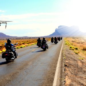 Drones capturando a motoristas corriendo por los impresionantes paisajes de Monument Valley.