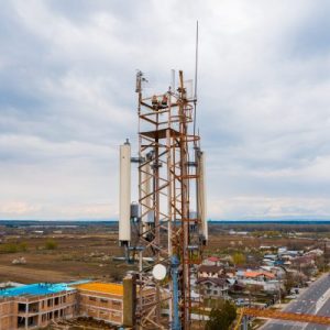 Drone inspeccionando una torre de telecomunicaciones para mantenimiento y evaluación estructural.