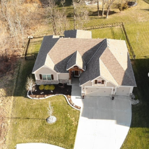 Bienes raíces residenciales en Kansas por Advance Sky Works LLC